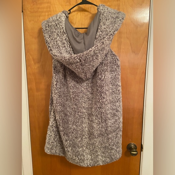 Faux fur vest with hood *new with tags* - Picture 4 of 4
